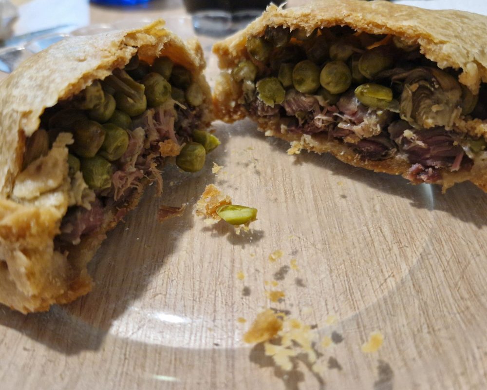 Empanada de cordero y guisantes